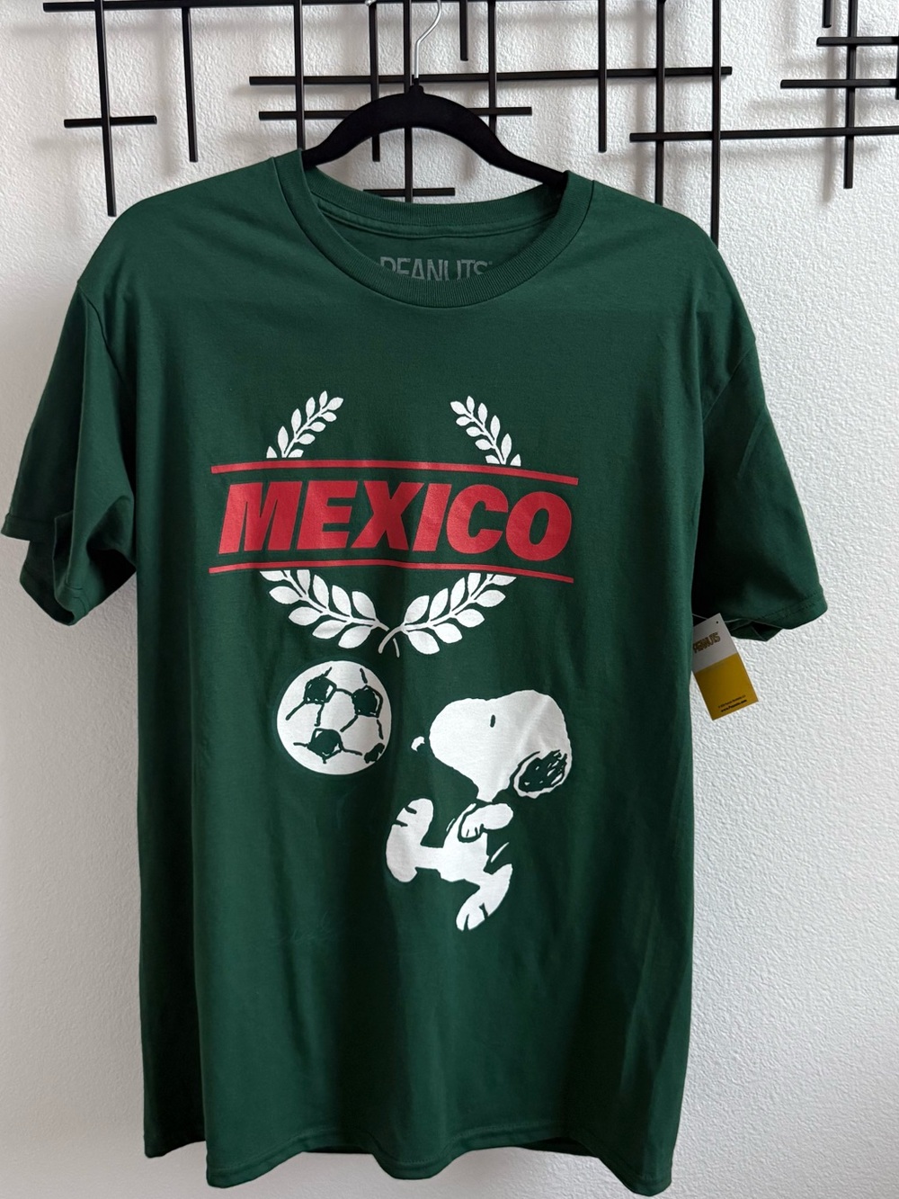 Peanuts Snoopy Mexico Soccer Graphic Tee NWT Women’s Small
